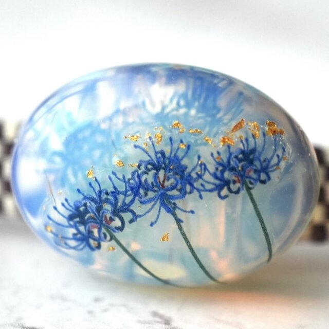 天然石オパールと青い彼岸花の帯留め（金沢箔24K入り）　ブローチ　ポニーフック