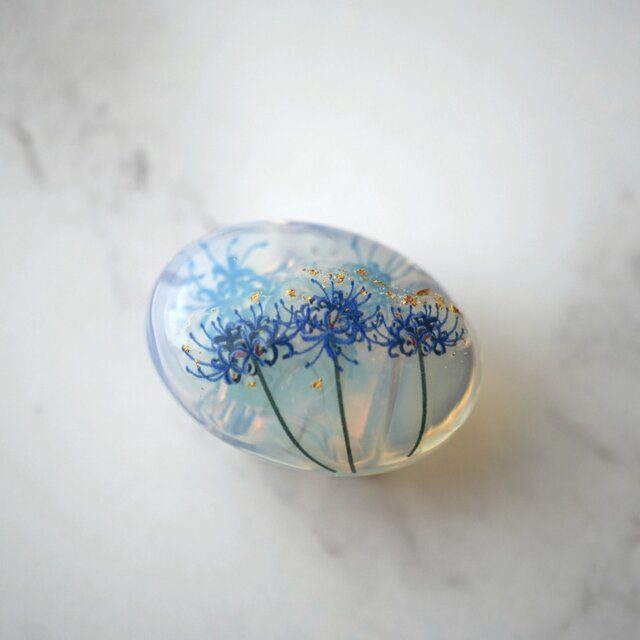 天然石オパールと青い彼岸花の帯留め（金沢箔24K入り） ブローチ