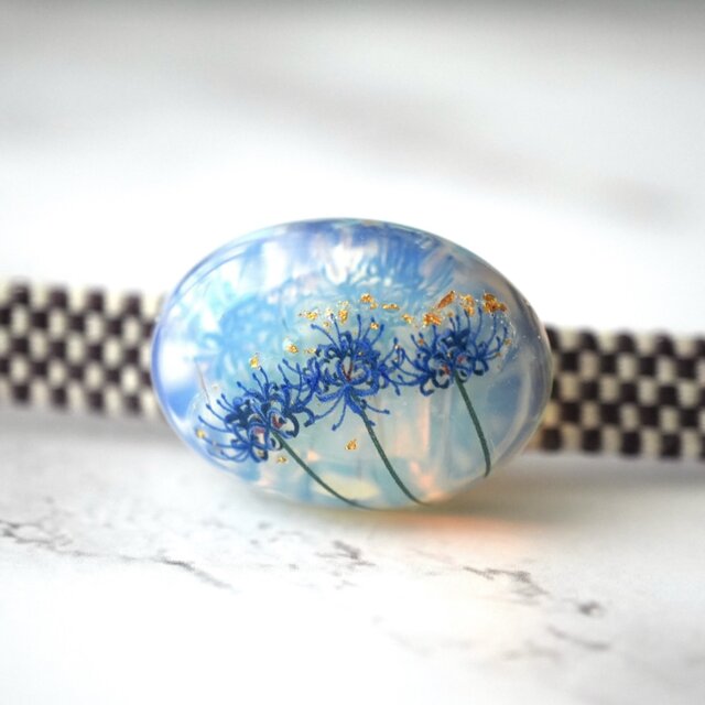 天然石オパールと青い彼岸花の帯留め（金沢箔24K入り） ブローチ