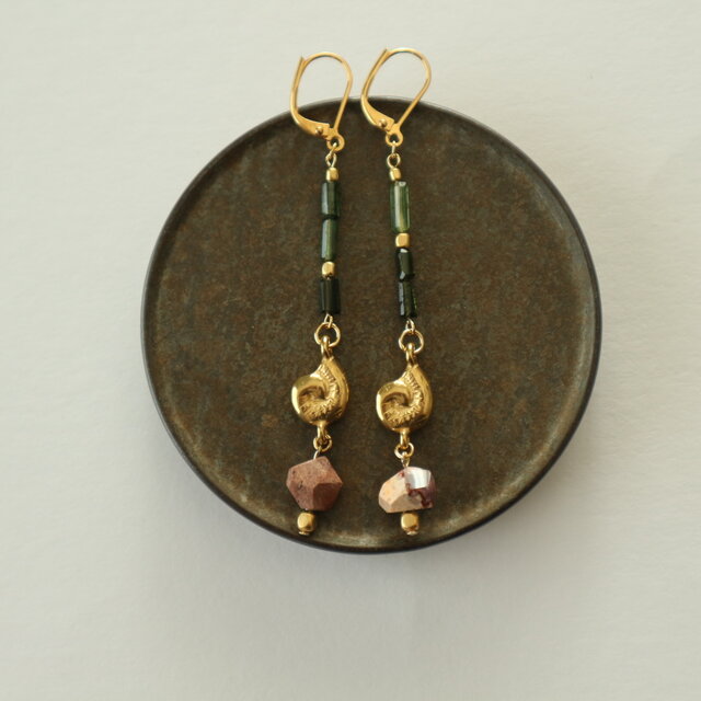 地中にねむる貝殻と宝石の耳飾り＜ピアス（イヤリング）＞