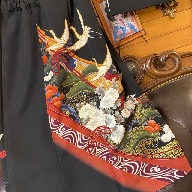 和洋折衷 黒留袖 着物 リメイク ロング ワンピース ドレス 洗える 化繊 ハンドメイド レトロ 古着 緋色〜朱のぼかし雲取りに金彩が冴え、視線を惹きつける TKW-73 和洋折衷 黒留袖 着物 リメイク ロング ワンピース ドレス 緋色〜朱の