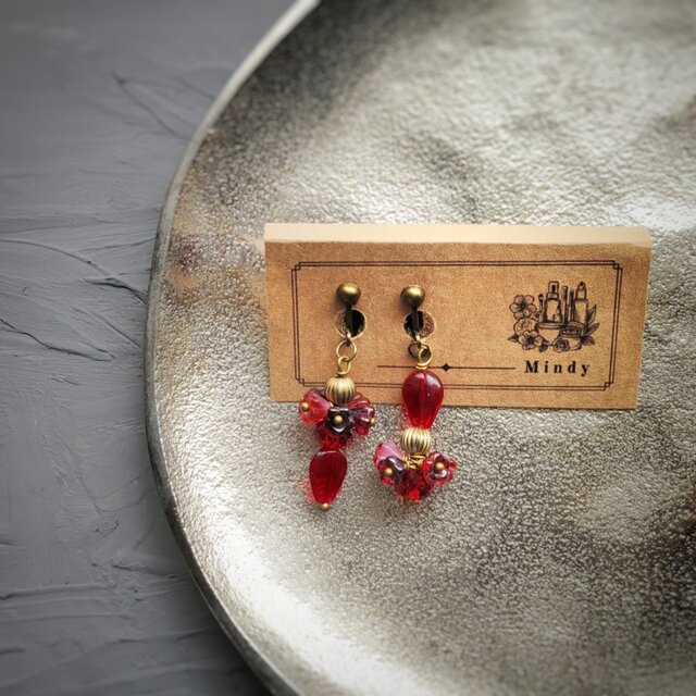 おとぎ話の庭に咲く、赤い花のアンティークゴールドイヤリング　2105125