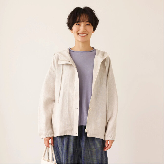 着る人を選ばない、長く愛用できる一枚 リネン100% フード付きブルゾン 秋冬アウター　生成色　250902-1