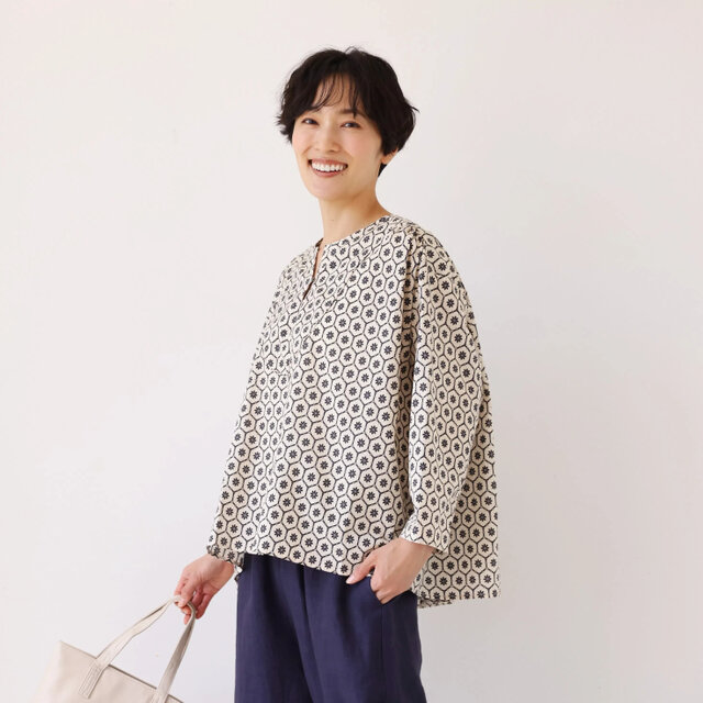 【季節を繋ぐ着こなし】 幾何学模様プリント スキッパーシャツ ブラウス　コットン100％　250903-1