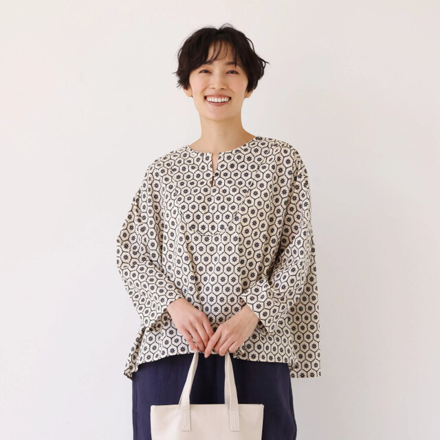 季節を繋ぐ着こなし】 幾何学模様プリント スキッパーシャツ ブラウス 