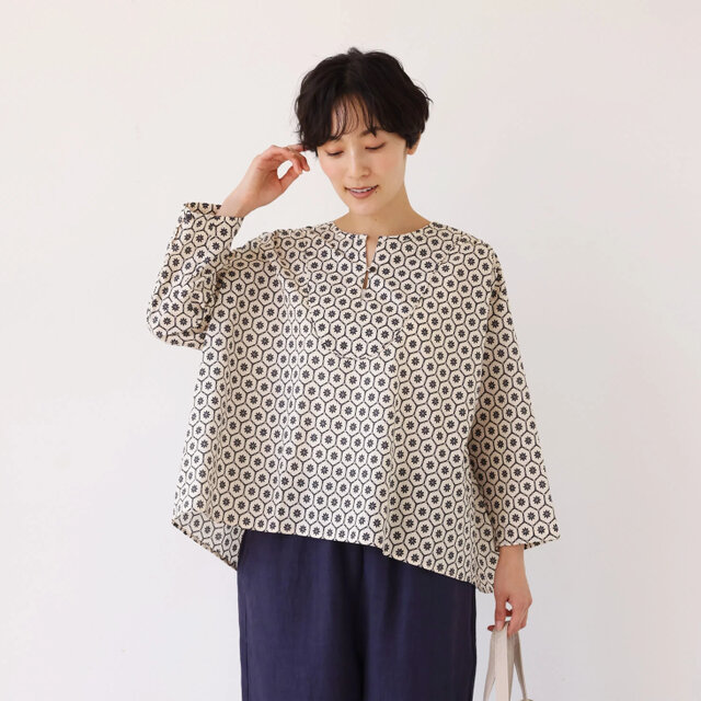 季節を繋ぐ着こなし】 幾何学模様プリント スキッパーシャツ ブラウス 