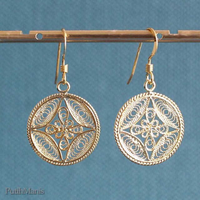 コインチャームのドロップピアス・透かしの銀線細工フラワークロス [ch73-pa-g]金属アレルギー