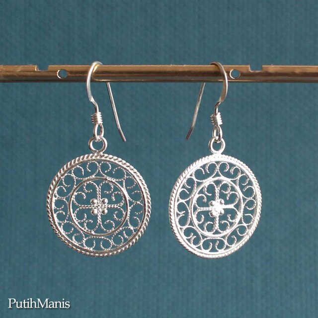 透かしのコインチャームのドロップピアス・銀線細工のアイアンクロス（ch72-pa-si）silver925