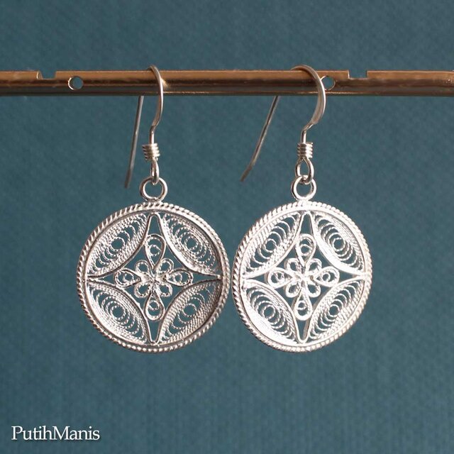 透かしのコインチャームのドロップピアス・銀線細工のフラワークロス（ch73-pa-si）silver925