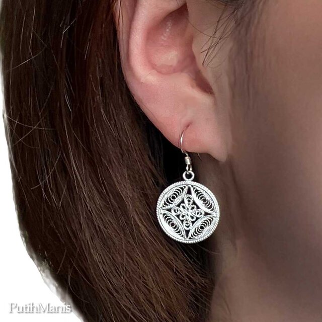 702】クリスタルチャームのピアス 702】クリスタルチャームのピアス