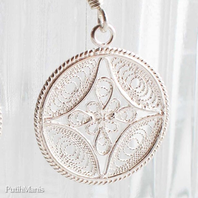 702】クリスタルチャームのピアス 702】クリスタルチャームのピアス