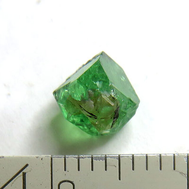 ツァボライトガーネット 原石 3.57ct trg348 | iichi 日々の暮らしを