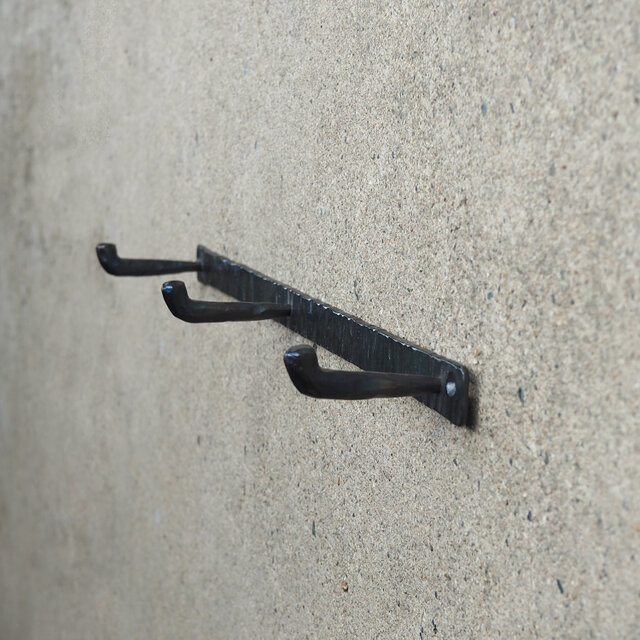 【アイアン の コートハンガー 3連フック】 ロートアイアン ・ミニマルな洋服掛け | キーハンガー ・ 壁掛け収納