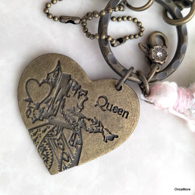 現品限り】アリスの仲間のキーホルダー（AVRILタッセル付き） | iichi