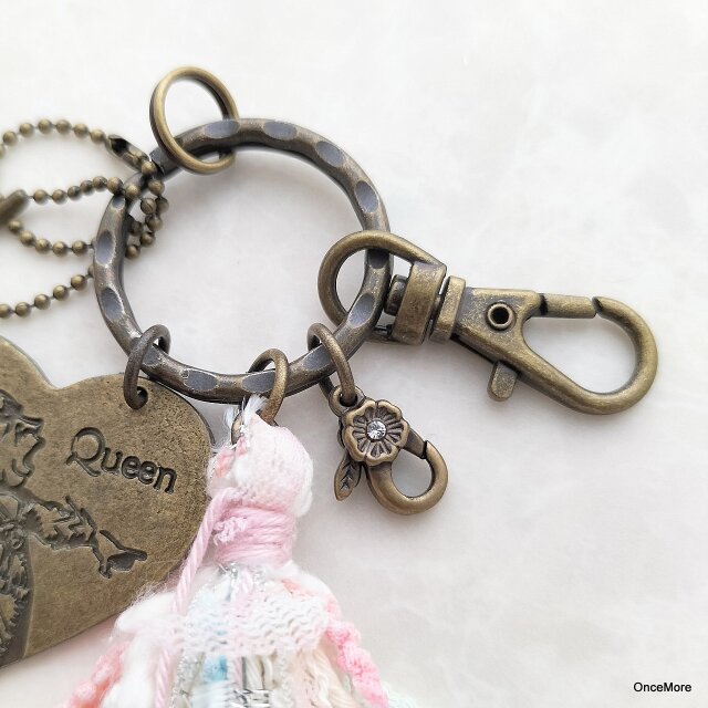 現品限り】アリスの仲間のキーホルダー（AVRILタッセル付き） | iichi