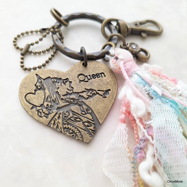 現品限り】アリスの仲間のキーホルダー（AVRILタッセル付き） | iichi