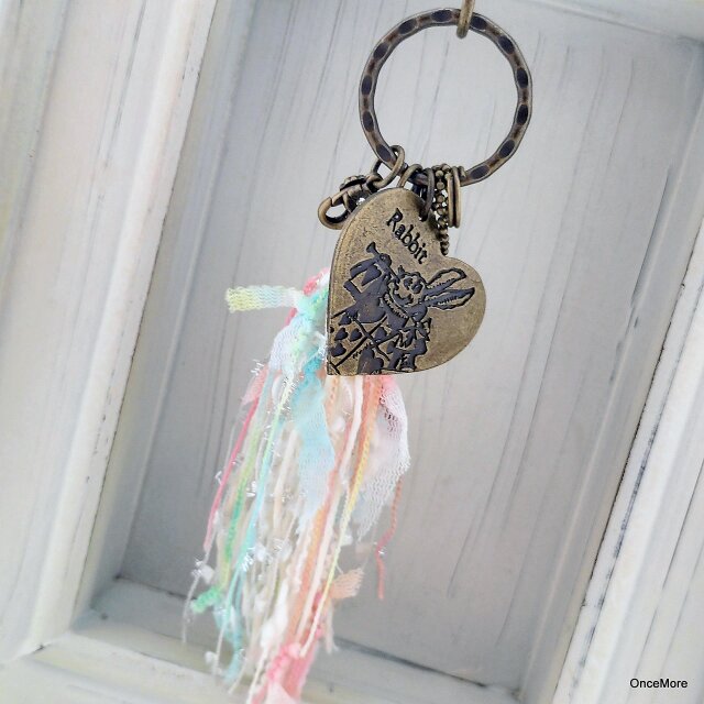 現品限り】アリスの仲間のキーホルダー（AVRILタッセル付き） | iichi