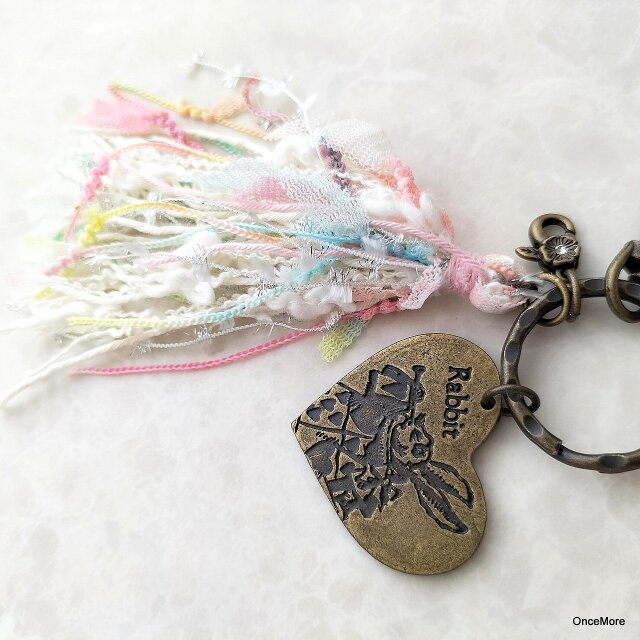 現品限り】アリスの仲間のキーホルダー（AVRILタッセル付き） | iichi