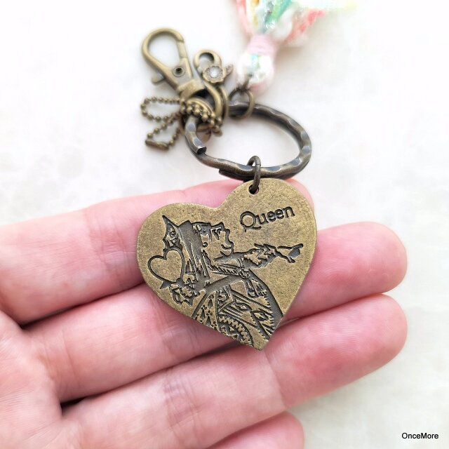 現品限り】アリスの仲間のキーホルダー（AVRILタッセル付き） | iichi