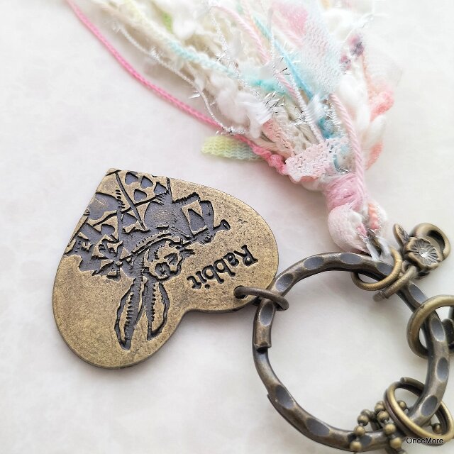 現品限り】アリスの仲間のキーホルダー（AVRILタッセル付き） | iichi