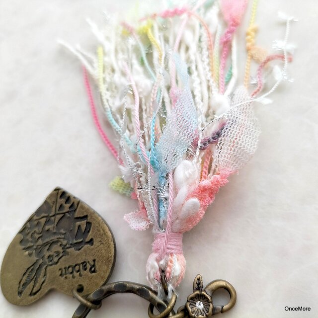 現品限り】アリスの仲間のキーホルダー（AVRILタッセル付き） | iichi