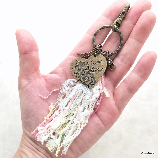 現品限り】アリスの仲間のキーホルダー（AVRILタッセル付き） | iichi