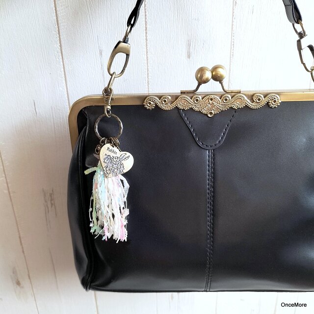 現品限り】アリスの仲間のキーホルダー（AVRILタッセル付き） | iichi