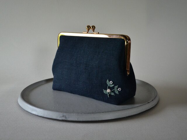 ネイビー】ビーズ 刺繍 小花 がま口 ポーチ | iichi 日々の