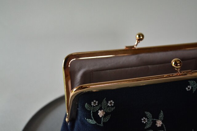 ネイビー】ビーズ 刺繍 小花 がま口 ポーチ | iichi 日々の