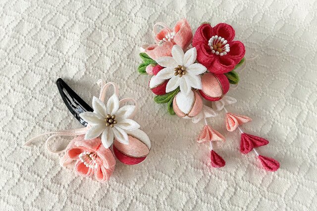 つまみ細工〉梅と小菊とちりめん玉の髪飾り(白とサンゴとサーモン