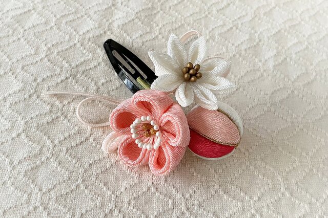 つまみ細工〉梅と小菊とちりめん玉の髪飾り(白とサンゴと