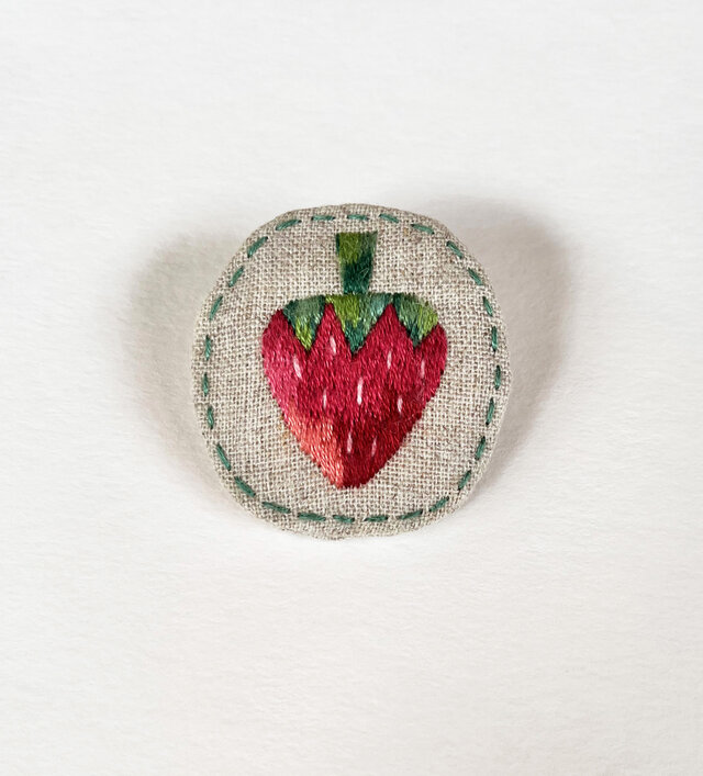 イチゴの刺繍ブローチ