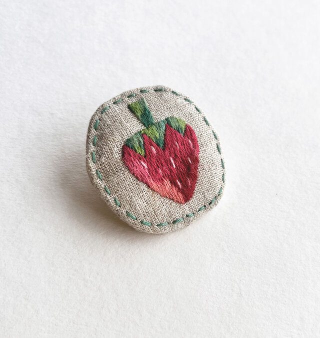 イチゴの刺繍ブローチ | iichi 日々の暮らしを心地よくする