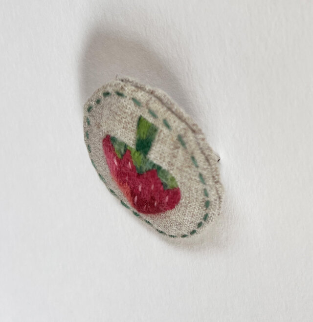 イチゴの刺繍ブローチ | iichi 日々の暮らしを心地よくする