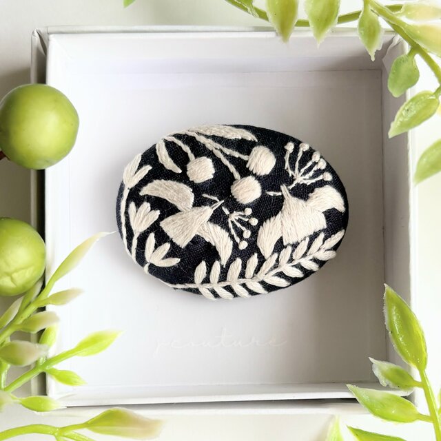 北欧風ことりと草花の刺繍ブローチ#396