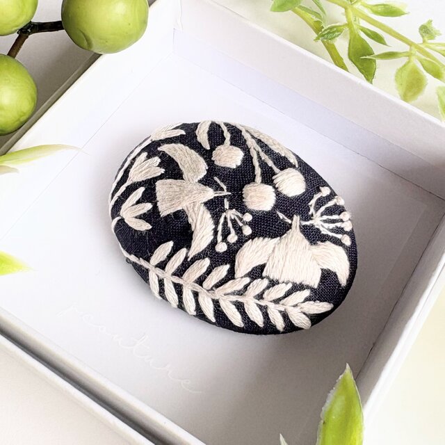 北欧風ことりと草花の刺繍ブローチ#396 | iichi 日々の暮らしを