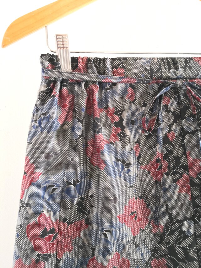 フレアー大島紬（黒白地赤青花）