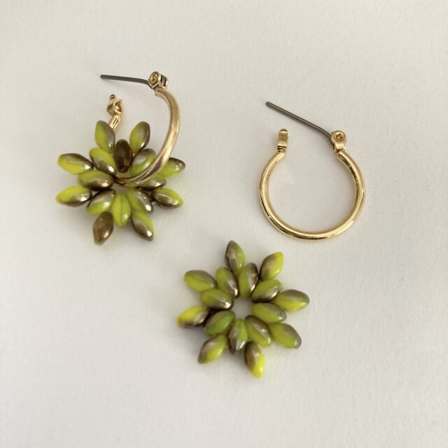 【キミドリ×ブロンズ】チェコガラス製オーナメントチャームの2wayフープピアス