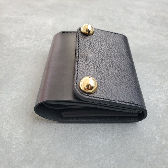 ◇心惹かれるゴールド金具と2種のブラックレザーの三つ折りウォレット