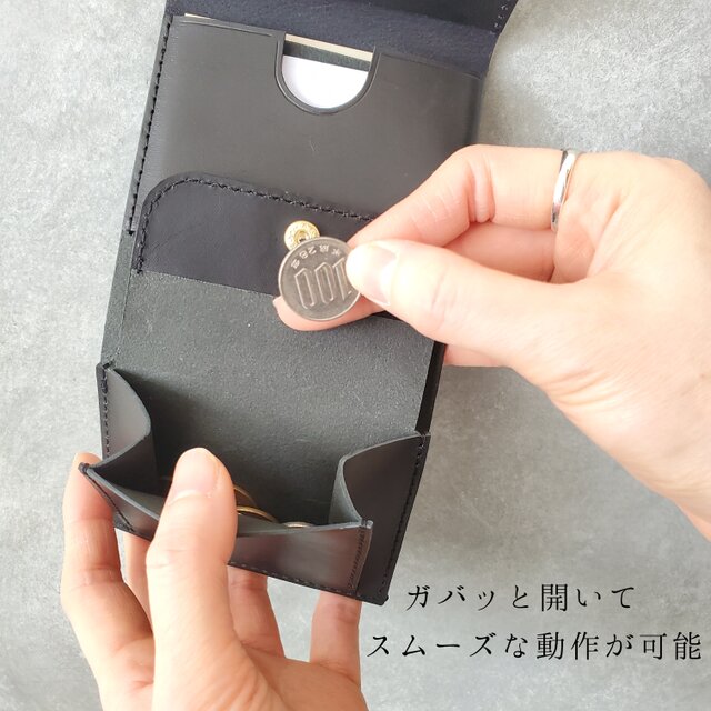 ◇心惹かれるゴールド金具と2種のブラックレザーの三つ折りウォレット