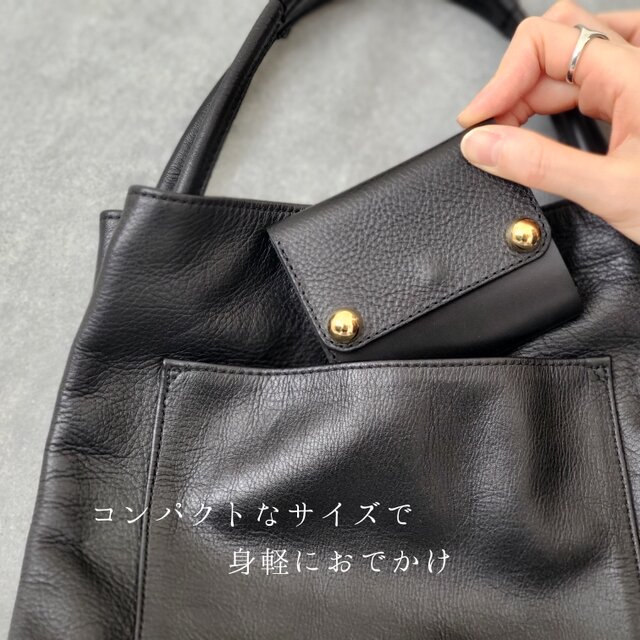 ◇心惹かれるゴールド金具と2種のブラックレザーの三つ折りウォレット