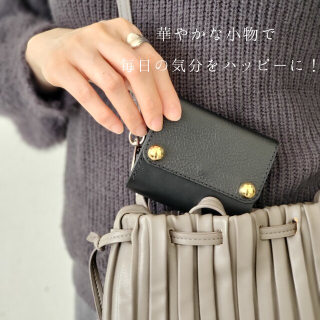 ◇心惹かれるゴールド金具と2種のブラックレザーの三つ折りウォレット