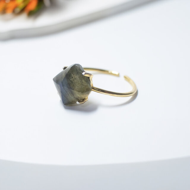 ラブラドライト シュガーローフカットの天然石リング【フリーサイズ】18KGP s925