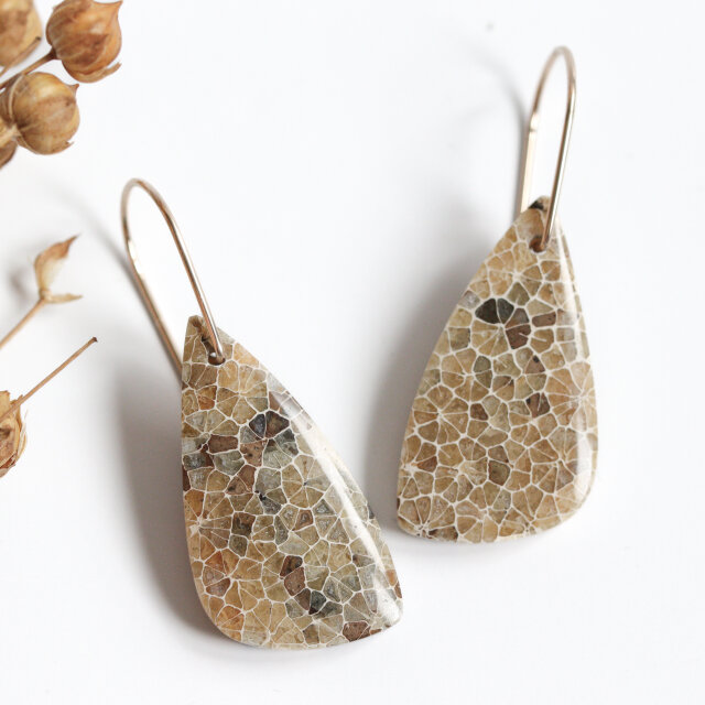 天然石♡フォッシルコーラルのピアス14kgf 14kgf｜化石が描いた花模様｜フォッシルコーラル（化石珊瑚）の