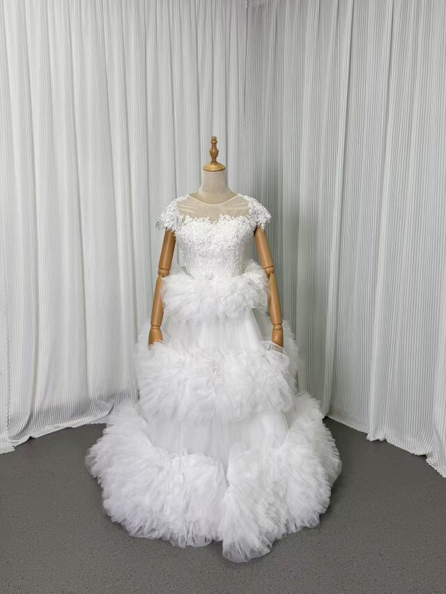 ウェディングドレス キラキラ光る刺繍 短袖 プリンセスライン ボリュームドレス 結婚式