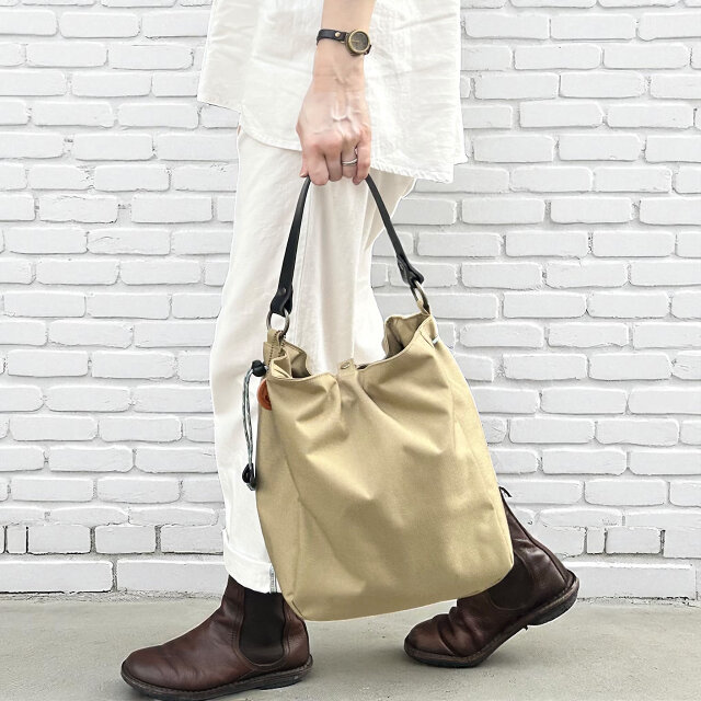 撥水加工で丈夫！A4サイズも入る巾着バッグ　BALON：ベージュ×ブラック（CORDURA　撥水加工ナイロン）