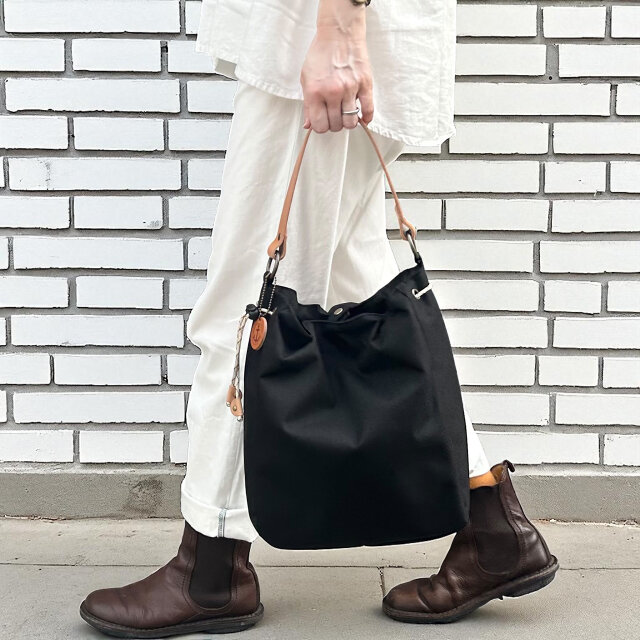 撥水加工で丈夫！A4サイズも入る巾着バッグ　BALON：ブラック×ベージュ（CORDURA　撥水加工ナイロン）