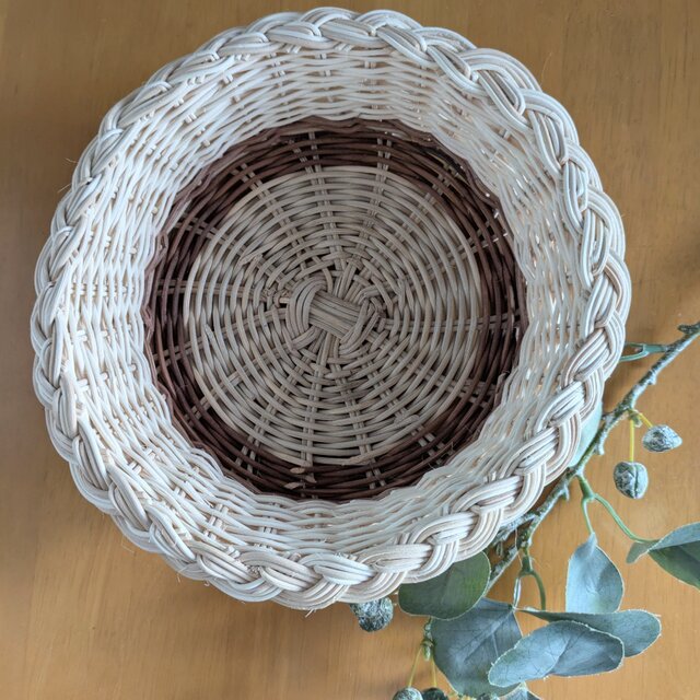 お菓子も小物もおしゃれに演出する　ラタンのナチュラルな小物入れ