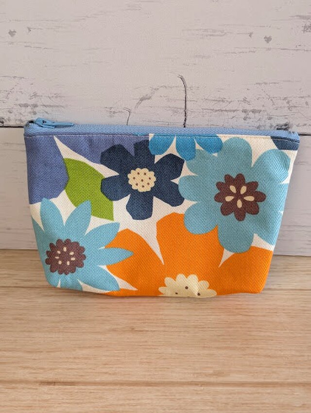 大柄な花が可愛い。こっそり覗くシロクマポーチ