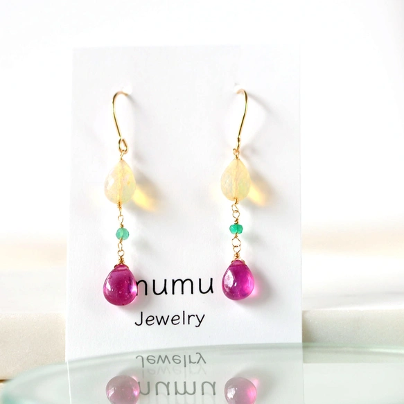 「花灯の雫」モザンビーク産ルビー×プレシャスオパール×エメラルドのピアス14kgf